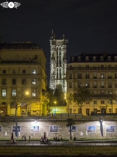 Tour Saint-Jacques  La tour Saint Jacques entre deux immeubles et Paris Plage et ses derniers visiteurs 